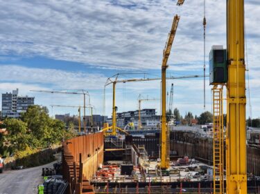 Spierings kraan aan het werk langs de A9