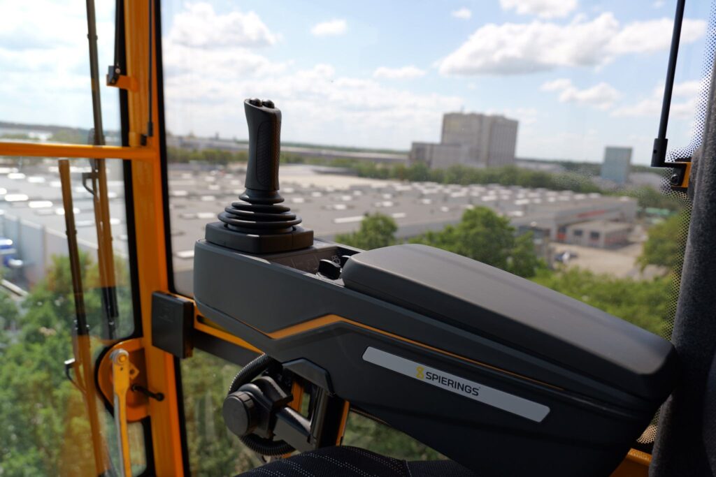 Nieuwe kraancabine van Spierings Mobile Cranes met ergonomische armsteun en joystickbediening.