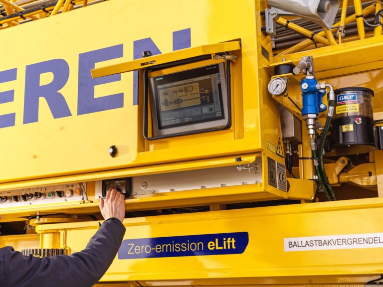100% elektrisch hijsen met een Spierings Mobiele torenkraan